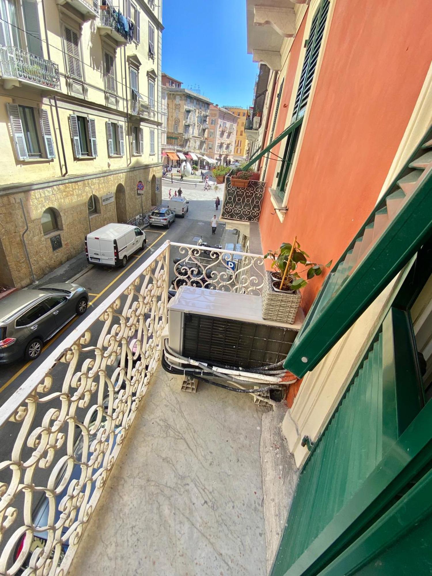 Leo's Apartment *